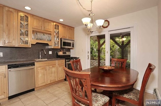 22 Mtn Ave, Westwood NJ 07676-5002 exterior