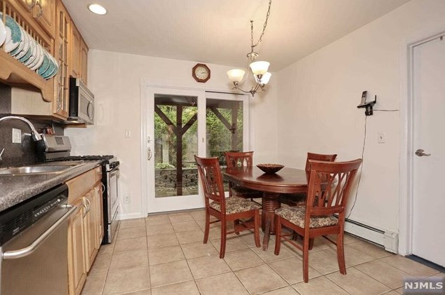 22 Mtn Ave, Westwood NJ 07676-5002 exterior