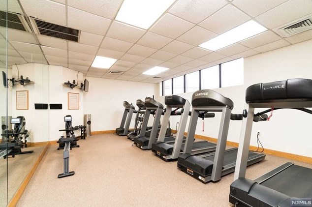 257 Village Circle Dr, West Fort Lee NJ 07024-2109 exterior