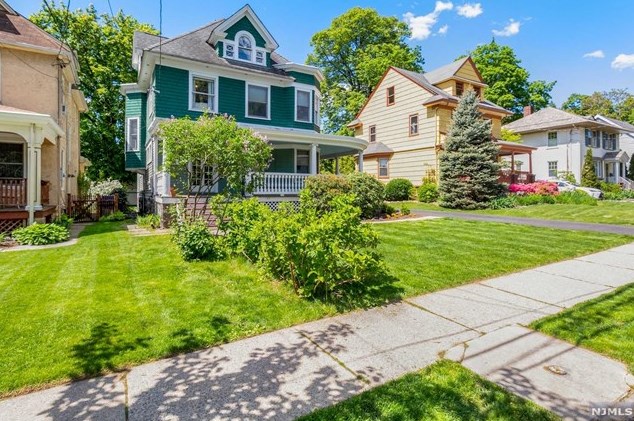 351 Lookout Ave, Hackensack NJ  07601-2804 exterior
