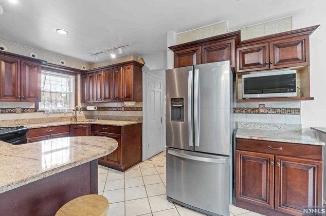 9 Fitting Pl, Nutley NJ  07110-1218 exterior
