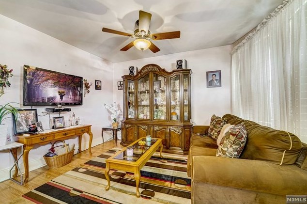 15 Leo Pl, Lodi NJ  07644-3303 exterior