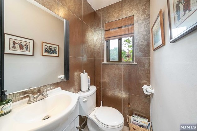 283 Sunset Ky, Secaucus NJ 07094-2213 exterior