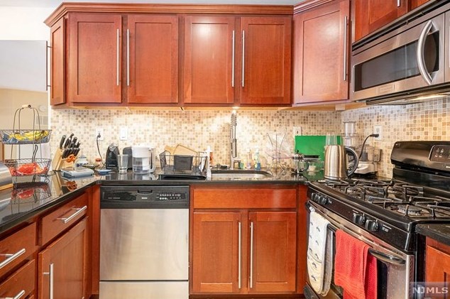 283 Sunset Ky, Secaucus NJ 07094-2213 exterior