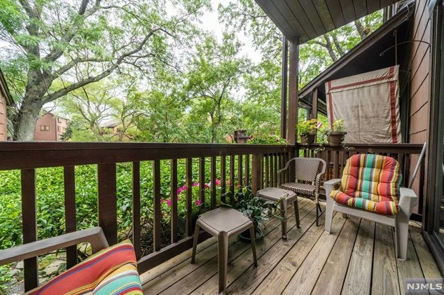 283 Sunset Ky, Secaucus NJ 07094-2213 exterior