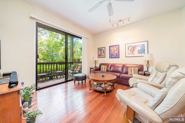 283 Sunset Ky, Secaucus NJ 07094-2213 exterior