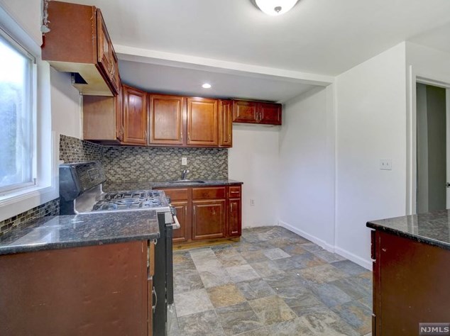 382 Columbia St, Orange NJ  07050-2601 exterior