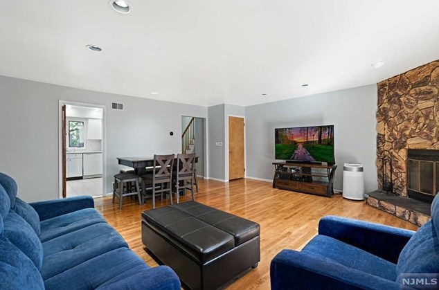 2423 5th St, West Fort Lee NJ  07024-7811 exterior