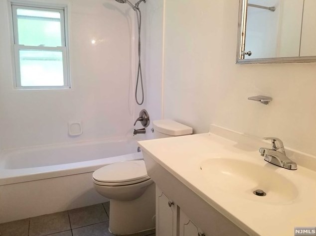 15 Alice Pl, Bergenfield NJ 07621-2600 exterior