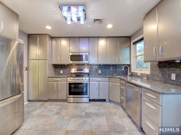 269 State Rt 5, West Fort Lee NJ 07024-4333 exterior