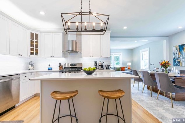 12 Courier Pl, Rutherford NJ  07070-1102 exterior