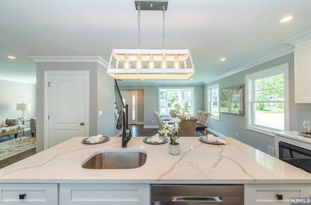 121 Baker Ave, Bergenfield NJ  07621-3322 exterior