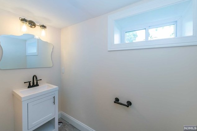 121 Baker Ave, Bergenfield NJ  07621-3322 exterior