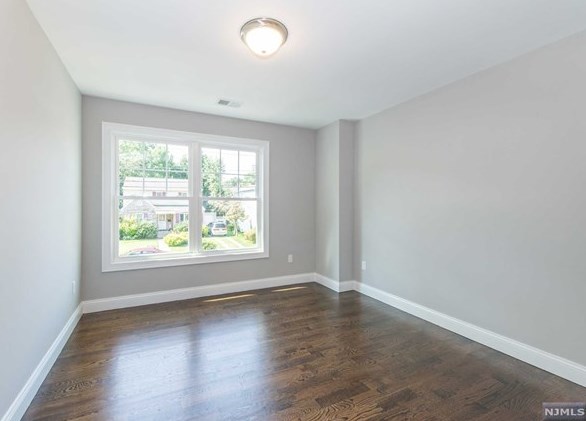 121 Baker Ave, Bergenfield NJ  07621-3322 exterior