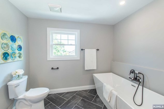 121 Baker Ave, Bergenfield NJ  07621-3322 exterior