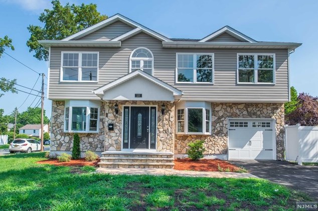 121 Baker Ave, Bergenfield NJ  07621-3322 exterior