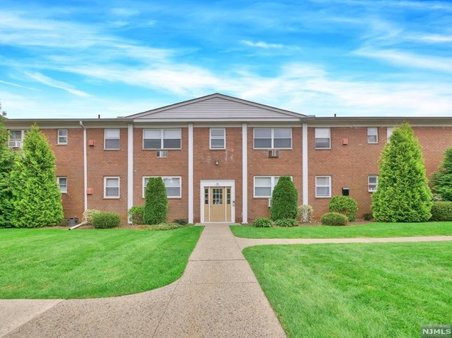 33 Knox Ter, Wayne NJ 07470-2328 exterior