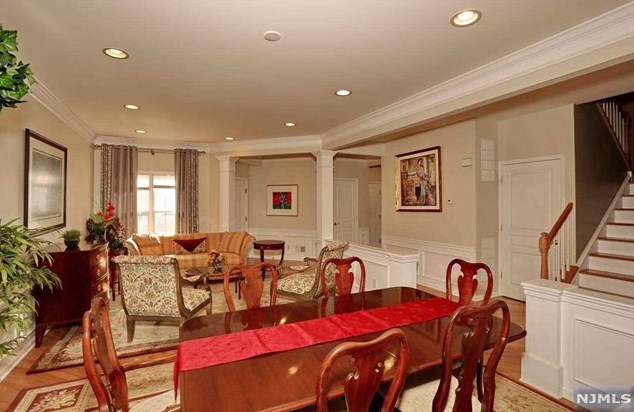 40 Mulberry Ct, Paramus NJ  07652-1360 exterior