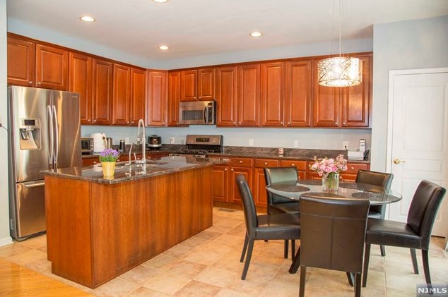 40 Mulberry Ct, Paramus NJ  07652-1360 exterior