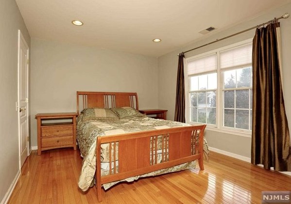 40 Mulberry Ct, Paramus NJ  07652-1360 exterior