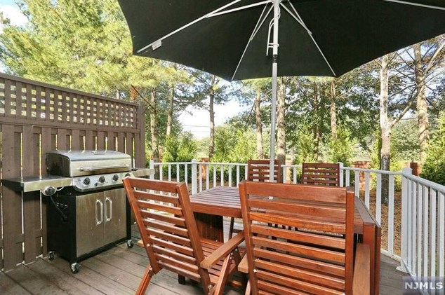 40 Mulberry Ct, Paramus NJ  07652-1360 exterior