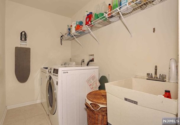 40 Mulberry Ct, Paramus NJ  07652-1360 exterior