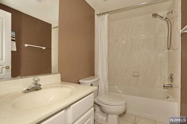 40 Mulberry Ct, Paramus NJ  07652-1360 exterior