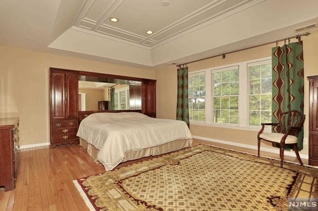 40 Mulberry Ct, Paramus NJ  07652-1360 exterior