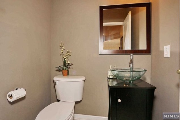 40 Mulberry Ct, Paramus NJ  07652-1360 exterior