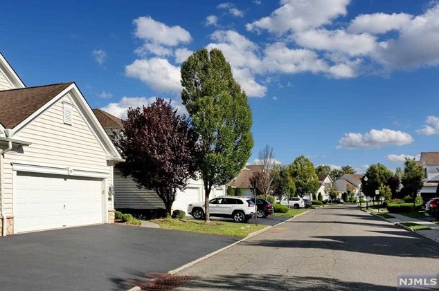 40 Mulberry Ct, Paramus NJ  07652-1360 exterior