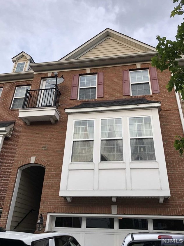 12 Creekside Ct, Secaucus NJ  07094-3750 exterior