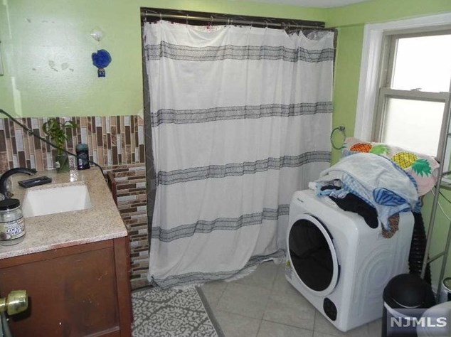 52 Un Ave, Little Ferry NJ 07643-1738 exterior