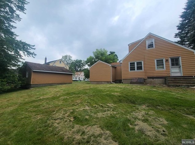 25 Smith St, Waldwick NJ  07463-1612 exterior