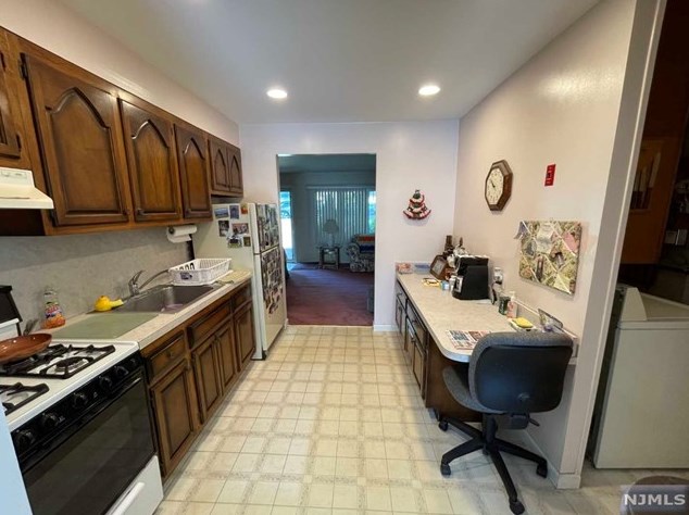 292 Leonard Pl, Paramus NJ  07652-4517 exterior