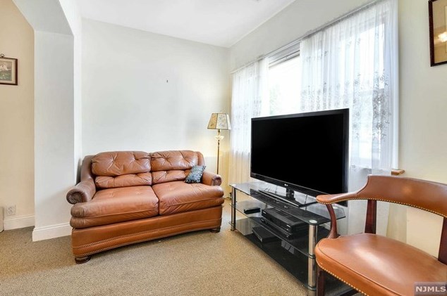 28 Zazzetti St, Waldwick NJ  07463-1619 exterior