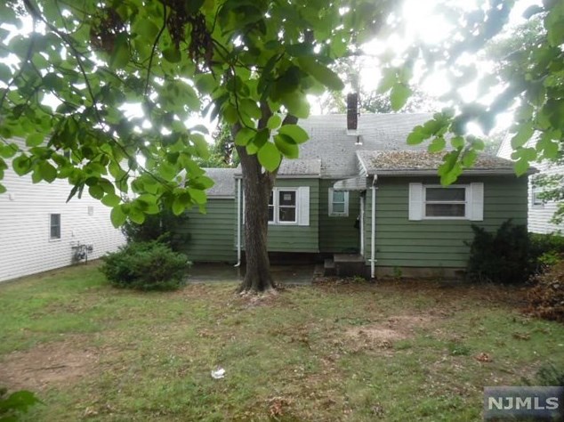 37 Henry St, Elmwood Park NJ  07407-2437 exterior