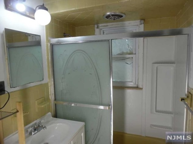 37 Henry St, Elmwood Park NJ  07407-2437 exterior