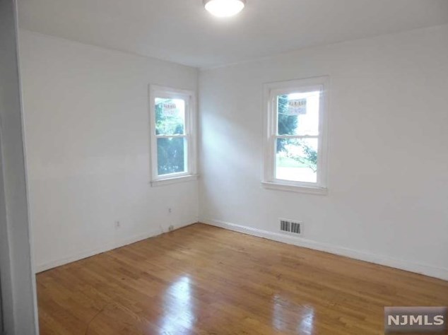 37 Henry St, Elmwood Park NJ  07407-2437 exterior