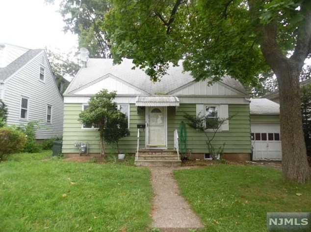 37 Henry St, Elmwood Park NJ  07407-2437 exterior