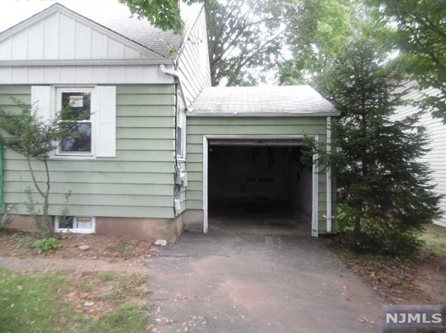 37 Henry St, Elmwood Park NJ  07407-2437 exterior