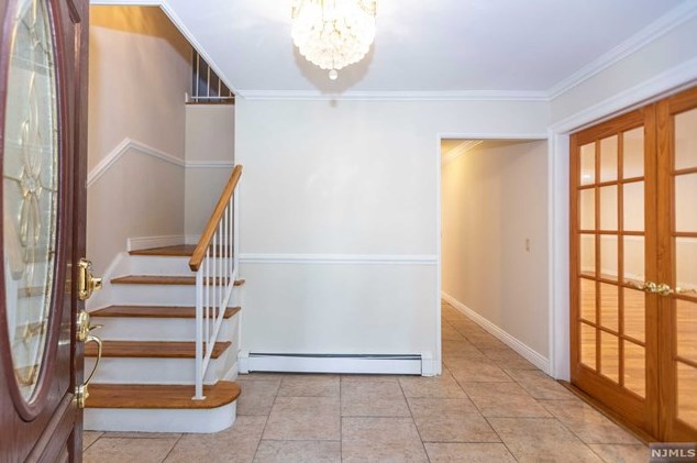 16 Halco Dr, Paramus NJ  07652-4625 exterior