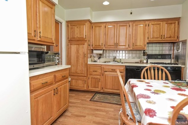 9 Brook Ave, Montvale NJ  07645-2101 exterior