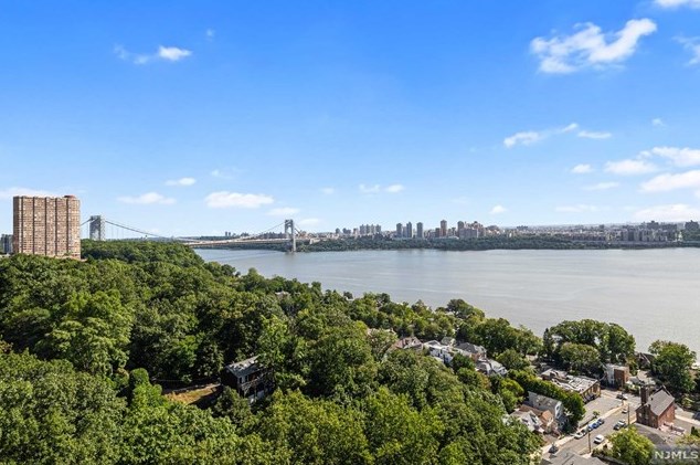 4 Horizon Rd, West Fort Lee NJ  07024-6701 exterior