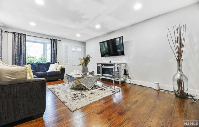 27 Roosevelt St, Little Ferry NJ  07643-1721 exterior