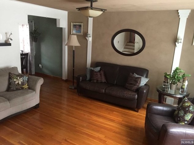 77 Woods Ave, Bergenfield NJ  07621-1534 exterior