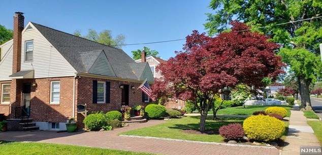 208 New Bridge Rd, Bergenfield NJ  07621-4124 exterior