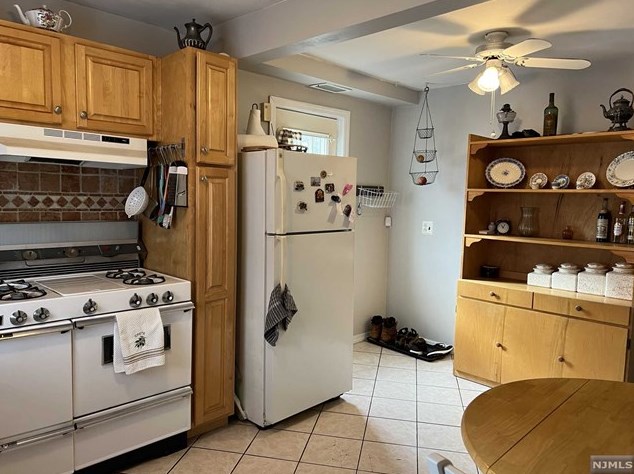 208 New Bridge Rd, Bergenfield NJ  07621-4124 exterior