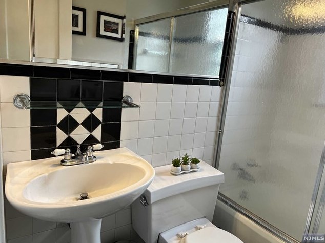 208 New Bridge Rd, Bergenfield NJ  07621-4124 exterior