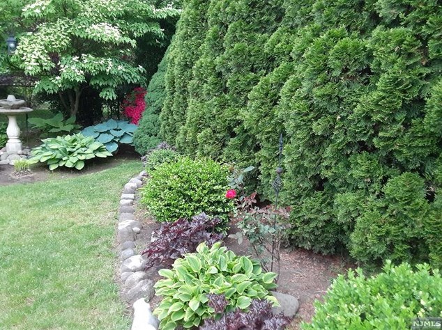 208 New Bridge Rd, Bergenfield NJ  07621-4124 exterior