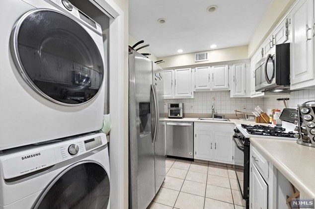 461 Dunlin Plz, Secaucus NJ  07094-2201 exterior